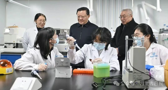 王伟中在内蒙古大学和自治区农牧业科学院调研时强调 统筹推进教育科技人才一体发展 为高水平科技自立自强贡献力量