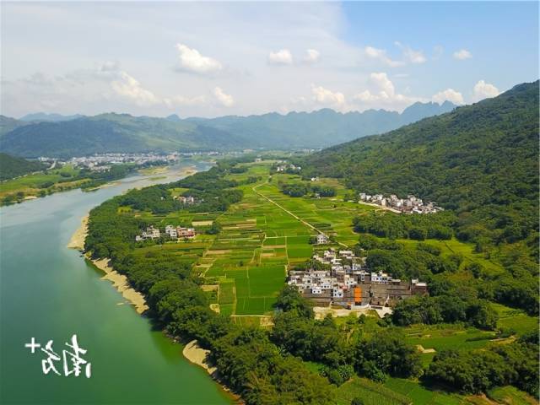青山朗润,乡村秀美。许明辉 摄 青山朗润,乡村秀美。许明辉 摄