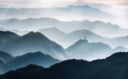 层峦叠翠的南岭。 层峦叠翠的南岭。