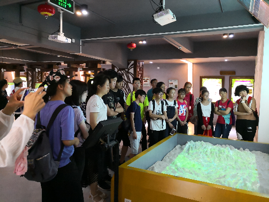 参观自然科学馆.jpg