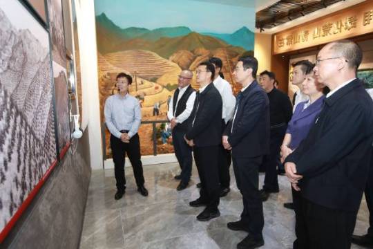 2023年10月23日,张爱军、许晓雄率市四套班子领导成员参观三岳自然保护区科普·研学基地。刘春林 摄 2023年10月23日,张爱军、许晓雄率市四套班子领导成员参观三岳自然保护区科普·研学基地。刘春林 摄