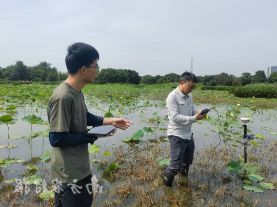 专业调查队员在进行湿地调查工作 专业调查队员在进行湿地调查工作