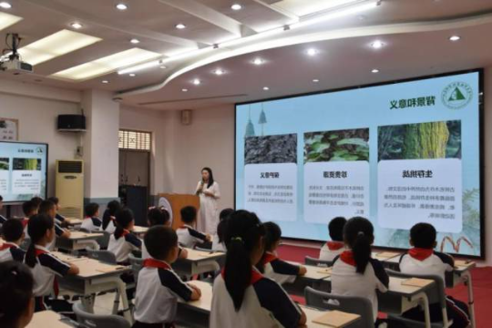 古树名木保护宣传活动进校园。 古树名木保护宣传活动进校园。