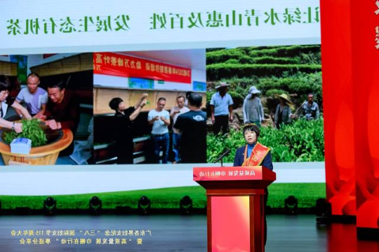 全国三八红旗手谢绍丹。 全国三八红旗手谢绍丹。