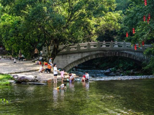 游人乐享石门的树绿水清 游人乐享石门的树绿水清