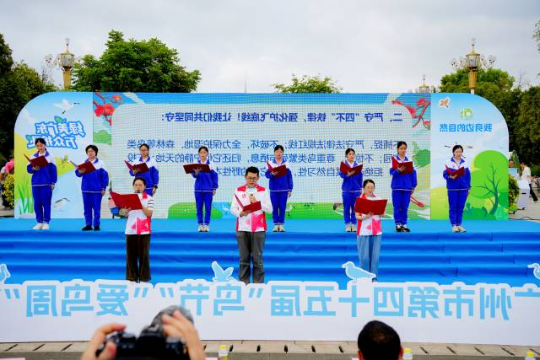 活动现场宣读倡议书。 活动现场宣读倡议书。