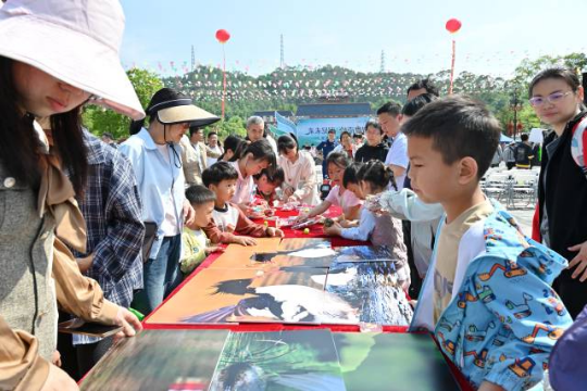 4月25日,第五届南岭观鸟季活动在韶关乳源瑶族自治县开幕。 林荫 摄 4月25日,第五届南岭观鸟季活动在韶关乳源瑶族自治县开幕。 林荫 摄