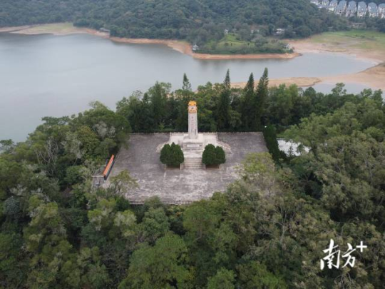 阳春东湖公园中的阳春革命烈士纪念碑。 阳春东湖公园中的阳春革命烈士纪念碑。