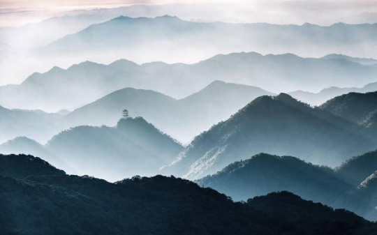 层峦叠翠的南岭。 层峦叠翠的南岭。