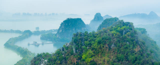 烟雨中的七星岩景区。吴勇强 摄