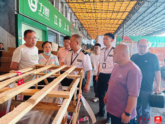 广州市执法人员检查涉木企业(通讯员供图)