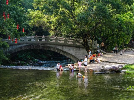 游人乐享石门的树绿水清 游人乐享石门的树绿水清