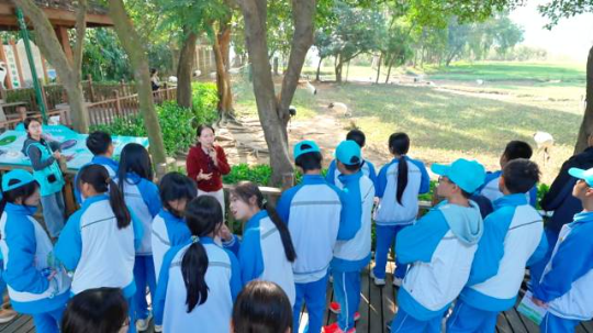 科普研学游活动现场,研学导师正在给学生们讲解丹顶鹤相关知识 亚洲博彩平台排名