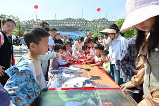 4月25日,第五届南岭观鸟季活动在韶关乳源瑶族自治县开幕。 林荫 摄 4月25日,第五届南岭观鸟季活动在韶关乳源瑶族自治县开幕。 林荫 摄
