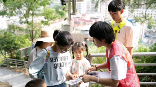 小手拉大手，探究自然奥秘共护绿美金湾。