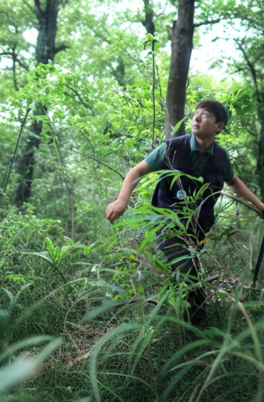 拉穷在龙眼洞林场巡查