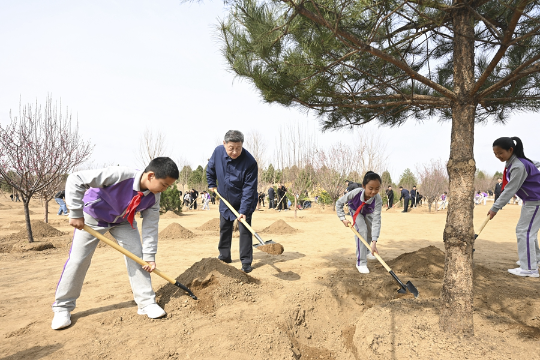习近平参加首都义务植树活动