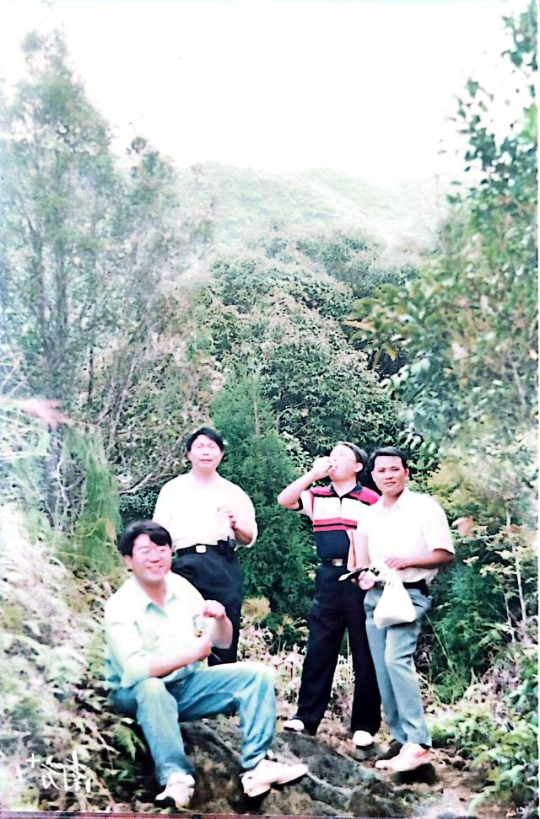 上世纪90年代工作照，右一为徐昭荣。
