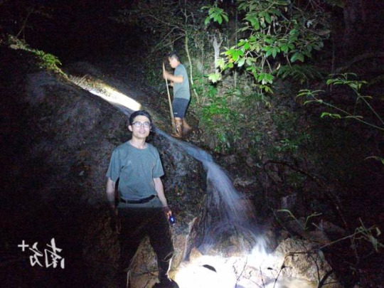 何南和同事深入保护区原生栖息地,开展夜间野外巡护与种群监测工作。 何南和同事深入保护区原生栖息地,开展夜间野外巡护与种群监测工作。
